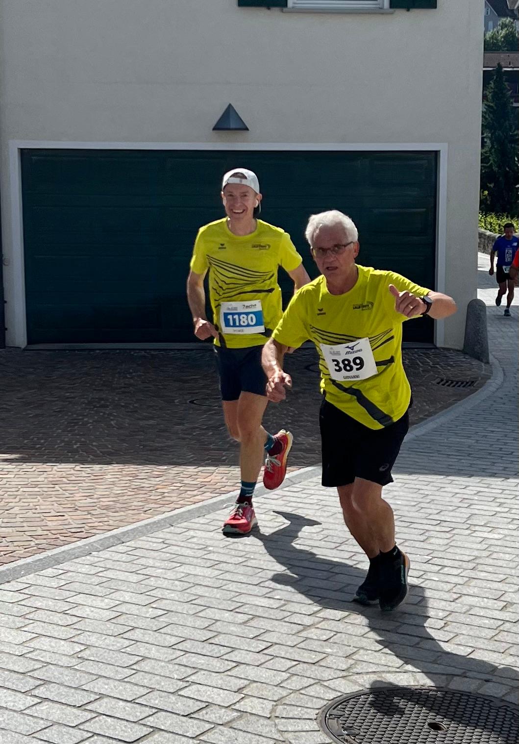 Giovanni und Mike gemeinsam bergauf